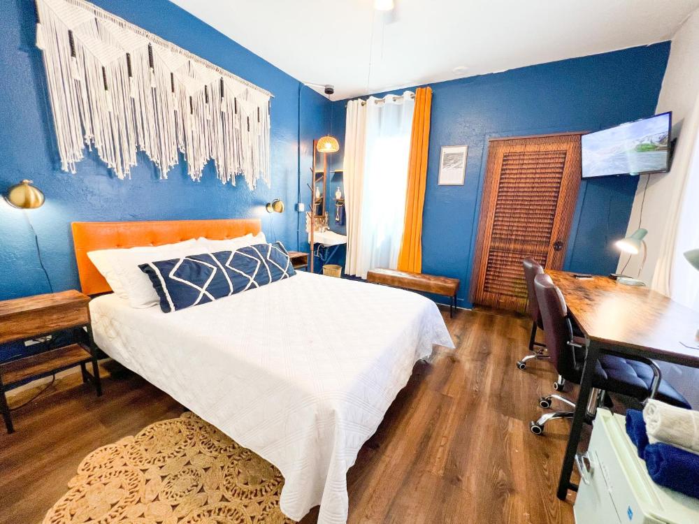 Queen Room with Shared Bathroom interior